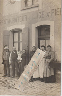 DORMANS - On Pose Devant Le Restaurant En 1907 ( Carte Photo ) - Dormans