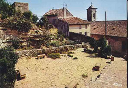 84 - CHATEAUNEUF-du-PAPE - Le Haut Du Village Et Son Clocher   - CPM - Chateauneuf Du Pape