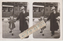 ALGER - Un Homme Et Une Petite Fille Avec Un Ballon,Place D'Isly Le 25 Décembre 1949 ( Photo Stéréoscopique Format Cpa ) - Algeri