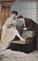 FANTAISIE - COUPLE - Un Homme Observe Les Jambes De Sa Femme - Jupon Retroussé - Carte Postale Ancienne - Paare