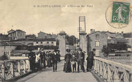 CPA 42 A COTE D'ANDREZIEUX BOUTHEON ST JUST SUR LOIRE L'ENTREE DU PONT  Animée - Andrézieux-Bouthéon