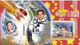 GUINEE République. Cosmos Espace Bf De Luxe TAIKONAUTE "YANG EIWEI" Shenzhou 5 Le 15 Cotobre 2003 ** MNH  émis En 2006 - Africa
