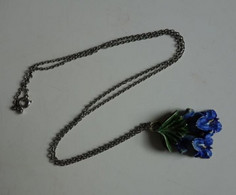 Chaine Pendentif Décor Gentiane Bleue De Alpes   - Années 1960 - Altri & Non Classificati