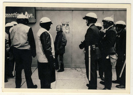 Manifestation En Présence De La Police .... Photographe Ian Barry Année 1970 - Police - Gendarmerie