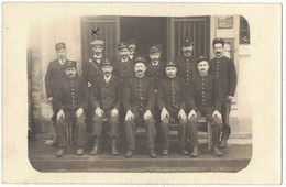 METIERS PTT CARTE PHOTO BROMURE PORTRAIT GROUPE FACTEURS POSTIERS AVEC UNIFORME COL POSTES A IDENTIFIER A LOCALISER - Poste & Facteurs