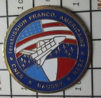 312c Pin's Pins / Beau Et Rare / ESPACE / CNES MISSION NASA NAVETTE CHALLENGER PATRICK BAUDRY - Spazio