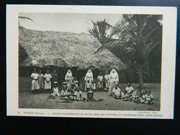 Delcampe - DAHOMEY              SOEURS MISSIONNAIRES DE NOTRE DAME DES APOTRES EN PROMENADE AVEC LEURS ELEVES - Dahome