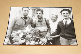 Ancienne Photo Originale 1951,Cerami , Vainqueur,Cyclisme Le 35 Iem Paris-Bruxelles, 18 Cm. Sur 13 Cm. - Radsport