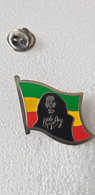 Pin's Bob Marley (drapeau Jamaïque) - Personnes Célèbres