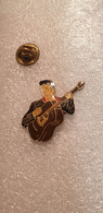 Pin's Elvis Presley - Elvis Avec Guitare - Personnes Célèbres