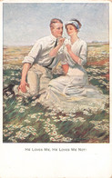 Couple - Couple Assis Dans Un Champ - He Loves Me He Loves Me Not? - Colorisé - Edit. Vienne - Carte Postale Ancienne - Paare