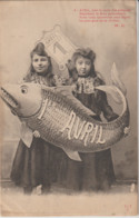 2 Fillettes Portant Un POISSON GEANT Marqué "1er AVRIL"(+ 4 Vers De M.G.) - 1er Avril - Poisson D'avril