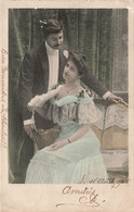 Couple - Couple Posant Pour La Photo - Femme Assise - Colorisé - Oblitéré Dinant 1905 - Carte Postale Ancienne - Paare