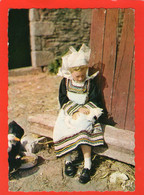 Petite Fille En Costume Caressant Son Chat - Région PONT-AVEN - RIEC-sur-BELON - NEVEZ - 1963 - - Autres & Non Classés