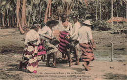 Tahiti - Ile De Borabora - Indigènes Du Village D'Anau Dansant Une Upaupa - Colorisé - Carte Postale Ancienne - Tahiti