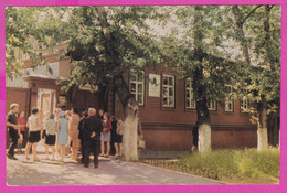 288324 / Russia - Ulyanovsk Oulianovsk Uljanowsk - House Museum Vladimir Lenin (view From The Steet) People PC 1969 - Musées