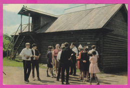 288326 / Russia - Ulyanovsk Oulianovsk Uljanowsk - House Museum Vladimir Lenin , In The Court People PC 1969 USSR - Musées