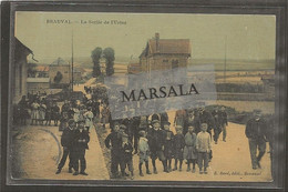 CPA Beauval  La Sortie De L'Usine  (Carte Toilée Colorisée) - Beauval