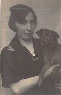 PHOTOGRAPHIE - FEMME BRUNE - HAUT NOIR - PETIT CHIEN DANS SES BRAS - CARTE POSTALE ANCIENNE - Photographie