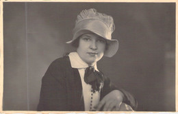 PHOTOGRAPHIE - FEMME BRUNE - CHEMISIER BLANC - CHAPEAU PRAIRIE - CARTE POSTALE ANCIENNE - Photographie