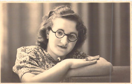 PHOTOGRAPHIE - JEUNE FEMME BRUNE - CHEMISIER A MOTIFS - LUNETTES - BAGUE - CARTE POSTALE ANCIENNE - Photographie