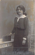 PHOTOGRAPHIE -FEMME - DEBOUT - TABLE - CHEMISIER NOIR ET BLANC - LIVRE - CARTE POSTALE ANCIENNE - Photographie