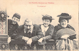 SPECTACLE - Théâtre - LA FAMILLE DURAND AU THEATRE - Un Passage Gai - éventail - Carte Postale Ancienne - Teatro