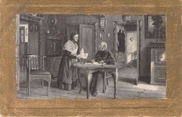 SCENE - COUPLE - Illustration D'un Couple Dans Leur Salon - La Dame Sert Le Thé De Monsieur - Carte Postale Ancienne - Paare