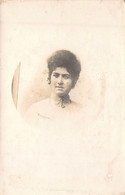 PHOTOGRAPHIE - FEMME BRUNE - CHEMISIER BLANC - CARTE POSTALE ANCIENNE - Photographie