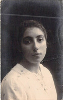 PHOTOGRAPHIE - JEUNE FEMME BRUNE - CHEMISIER A MOTIFS - CARTE POSTALE ANCIENNE - Photographie