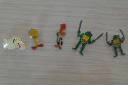 Lot De 5 Pin's Personnages Dessins Animés Dont Tortues Ninja , Titi , Speedy - Personnes Célèbres