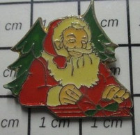 812d Pin's Pins / Beau Et Rare / NOEL / PERE NOEL SAPIN CADEAU - Noël