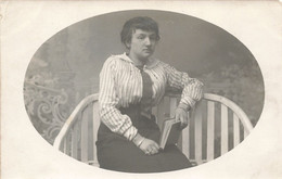 Carte Photo - Portrait D'une Femme Dans Un Médaillon -  Carte Postale Ancienne - Andere & Zonder Classificatie