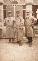 Carte Photo - Trois Hommes En Manteau - Edit. Guilleminot - Fleur à La Boutonnière  -  Carte Postale Ancienne - A Identifier