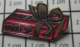 812e Pin's Pins / Beau Et Rare / NOEL / 92 PAQUET ROSE ET RUBAN DORE - Navidad