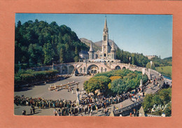 LOURDES - MALADES ASSISTANT AU CHEMIN DE CROIX - ECRITE - Luoghi Santi