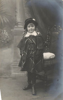 Enfant - Carte Photo - Portrait Petite Fille Debout En Manteau - Carte Postale Ancienne - Portraits