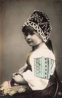 Enfant - Fantaisies -  Portrait Petite Fille Assise Avec Perles Dans Les Cheveux - Colorisé - Carte Postale Ancienne - Portraits