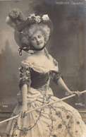 FANTAISIE - Femme - Danseuse - Robe De Scène - Bijou - Chapeau à Plumes - Marville Capucine - Carte Postale Ancienne - Mujeres