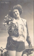 MUSIQUE - Artiste Chanteuse - Violet WEGNER  - Culotte Courte - Fleurs - Carte Postale Ancienne - Music And Musicians