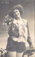 MUSIQUE - Artiste Chanteuse - Violet WEGNER  - Culotte Courte - Fleurs - Carte Postale Ancienne - Musik Und Musikanten