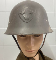 SWEDISH SWEDEN ARMY HELMET WWI Or WWII THREE CROWN - Casques & Coiffures