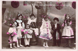 MUSIQUE - FOLKLORE - ENFANTS MUSICIENS - Nous Vous Adressons Tous Nos Compliments - Violon - Carte Postale Ancienne - Gruppen Von Kindern Und Familien