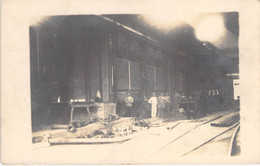 Carte Photo  - Ouvriers Dans Une Usine - Rails De Train  - Carte Postale Ancienne - Te Identificeren