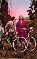 FANTAISIE - COUPLE - Femme Et Homme Sur Leur Vélo - JC 960  - Bouquet De Fleurs - Rencontre - Carte Postale Ancienne - Sonstige & Ohne Zuordnung