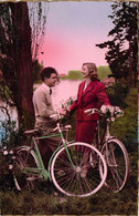 FANTAISIE - COUPLE - Femme Et Homme Sur Leur Vélo - JC 960  - Bouquet De Fleurs - Poignée Main - Carte Postale Ancienne - Sonstige & Ohne Zuordnung