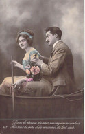 FANTAISIE - COUPLE - DANS LA BARQUE D'AMOUR NOUS VOGUONS AU BONHEUR...- RUBAN - FLEURS  - CARTE POSTALE ANCIENNE - Couples