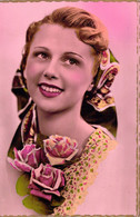 FANTAISIE - Femme Blonde - Jupe Jaune Et Pointée De Couleurs - Fleurs - Sourire - Maquillée - Carte Postale Ancienne - Mujeres