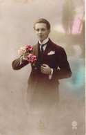 FANTAISIE - HOMMES - ROSES - COSTUME - CRAVATE - CARTE POSTALE ANCIENNE - Hommes