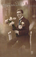 FANTAISIE - HOMMES - FLEURS - COSTUME - CRAVATE - CHAISES - PANTALON A RAYURE - CARTE POSTALE ANCIENNE - Männer